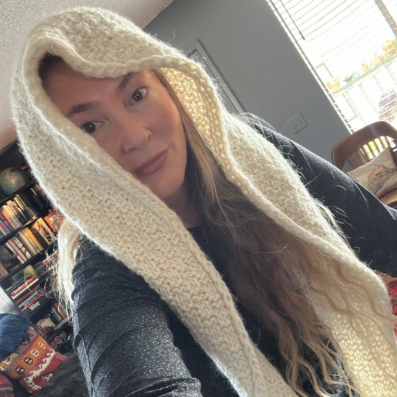 Soft cream color, handmade snood. I bought this in Vilnius Lithuania at a market - Picture 10 of 14